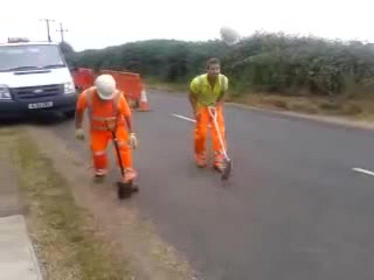 Кладут асфальт в лужу