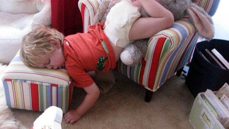 Спящие дети в смешной позе