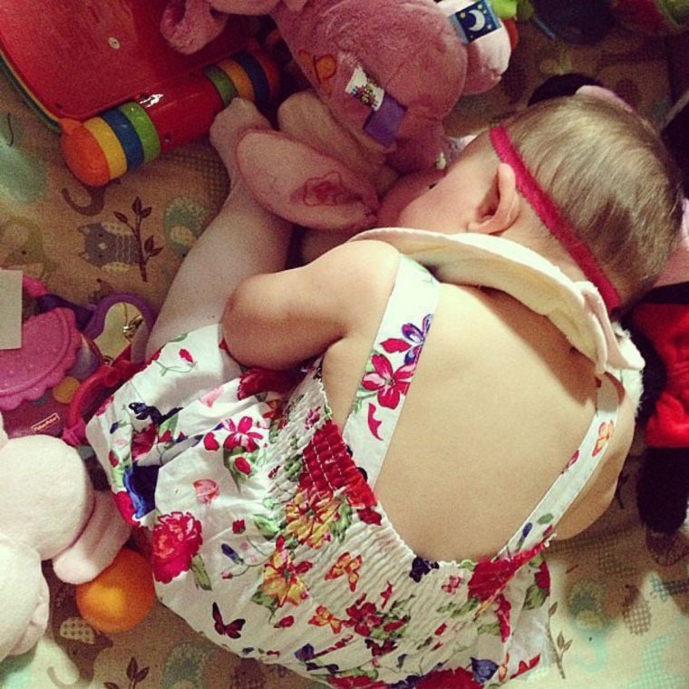 Дети в необычных позах спят