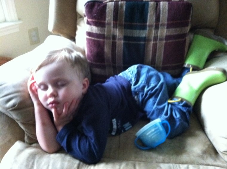 Спящие дети в смешной позе