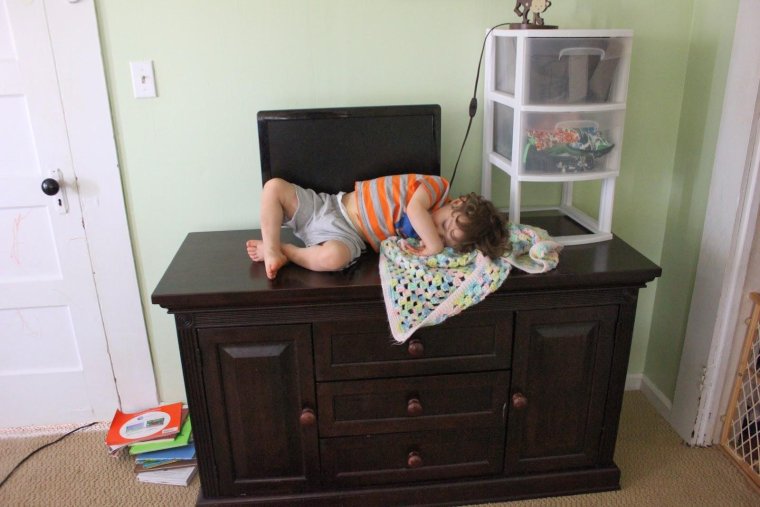 Дети спят в необычных местах