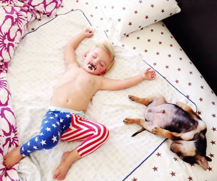 Малыш спит с собакой