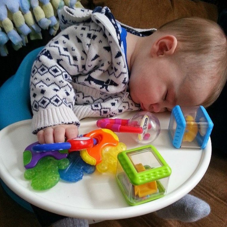 Ребенок смешно уснул