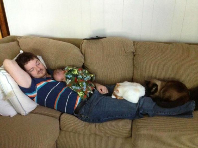 Человек забавно спит