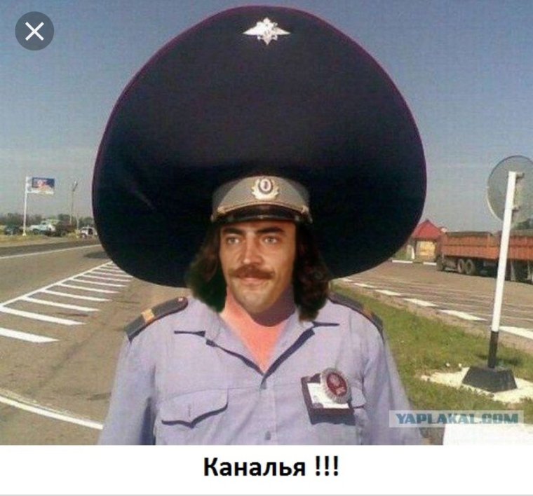 Милиционер в большой фуражке