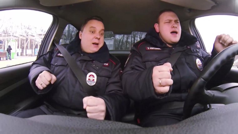 Полицейский смеется