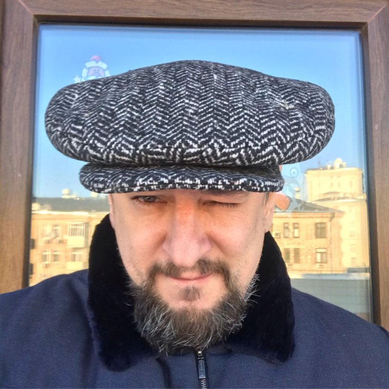 Лысый в кепке