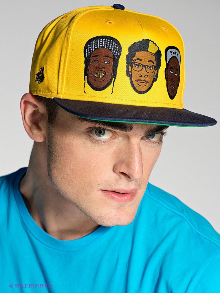 Собака в кепке и очках