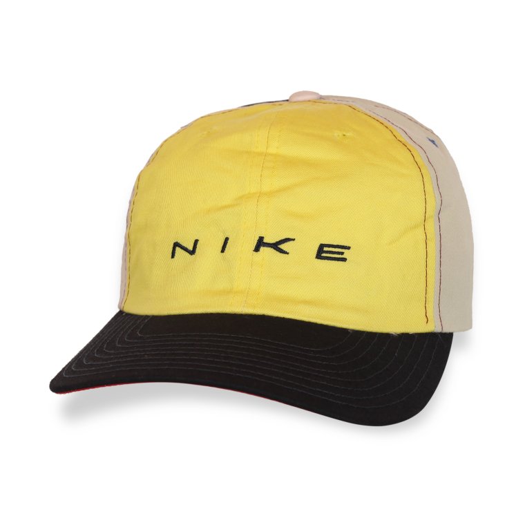 Мальчик в кепке с пропеллером