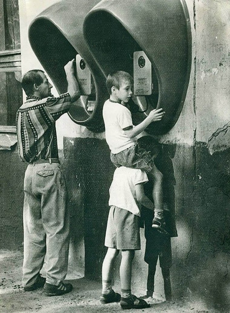 Советские дети в телефонной будке