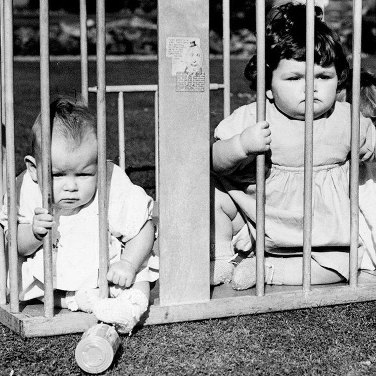 Дети за решеткой