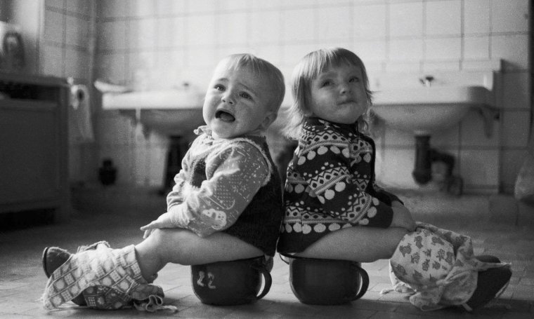 Дети на горшках в саду