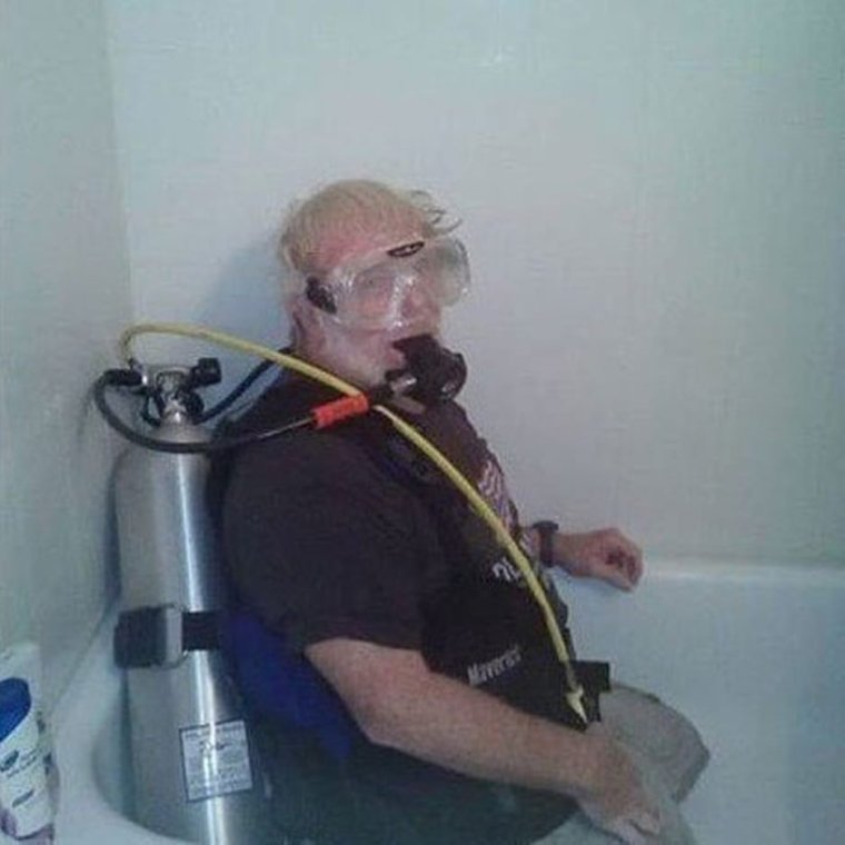 Дайвер с трубкой смешные в ванной