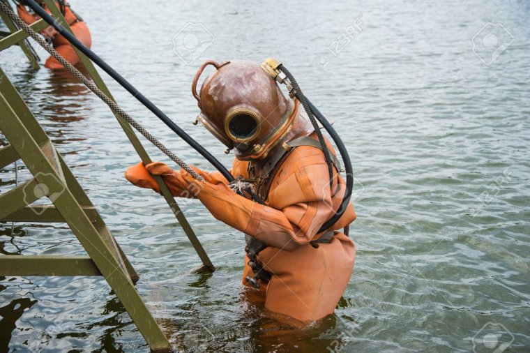 Смешные водолазы в костюмах