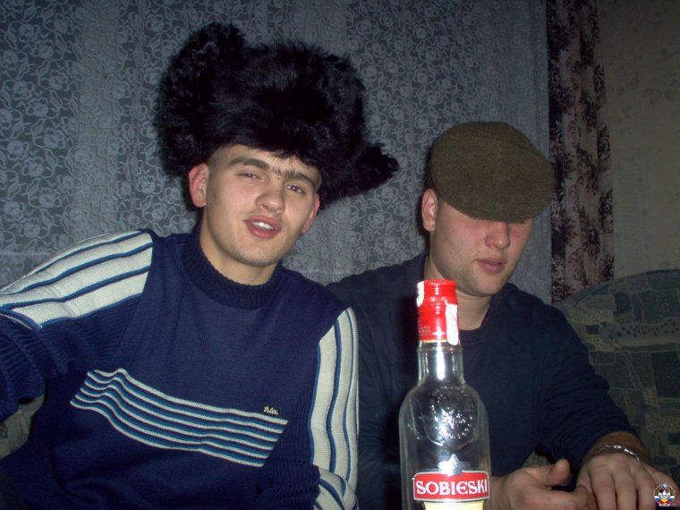 Гопник в шапке ушанке