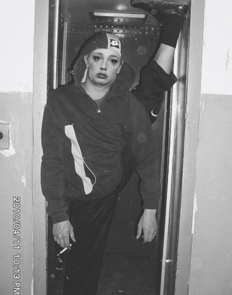 Шпагат в лифте