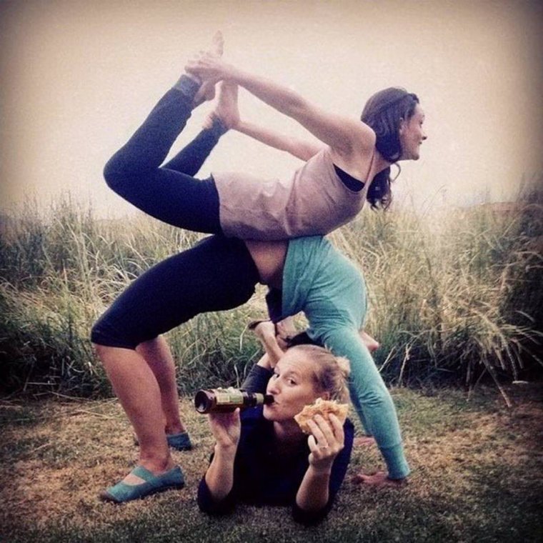 Смешная девочка йога