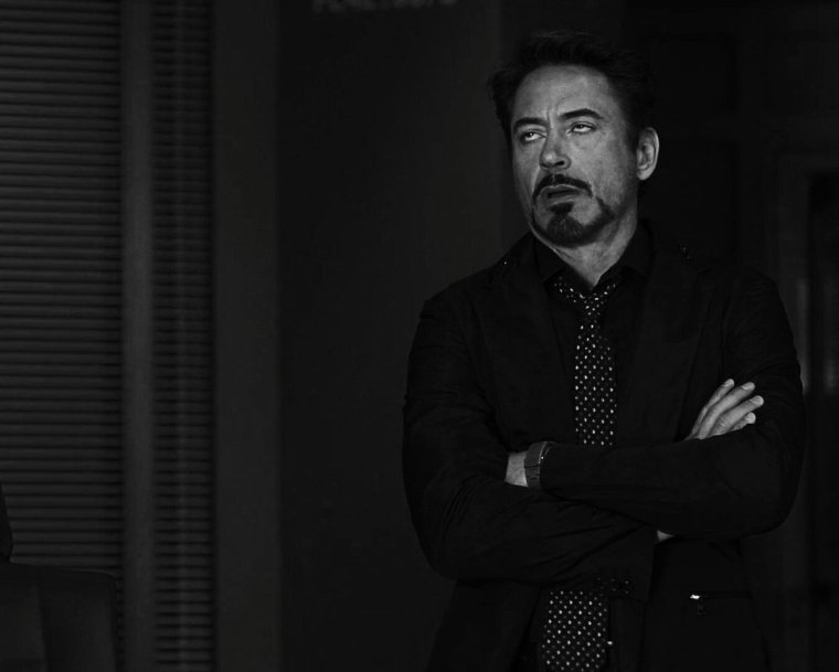 Роберт Дауни младший закатывает глаза