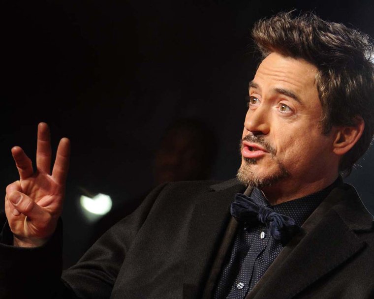 Роберт Дауни закатывает глаза