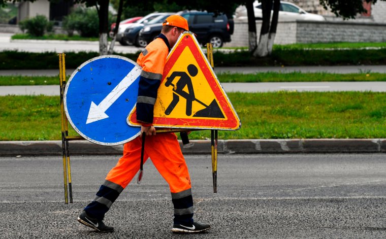 Женщина дорожный рабочий