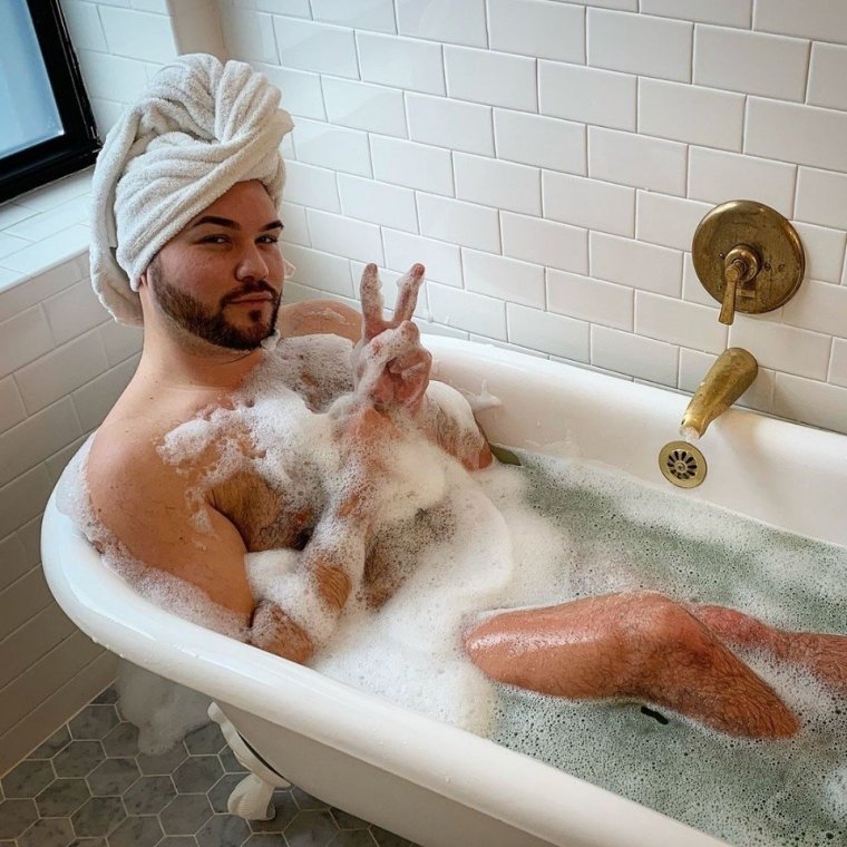 Мужчина в ванной