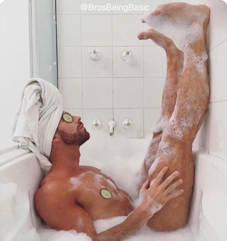 Фотосессия мужчины в ванне