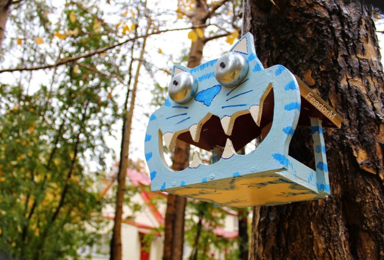 Кот в кормушке для птиц