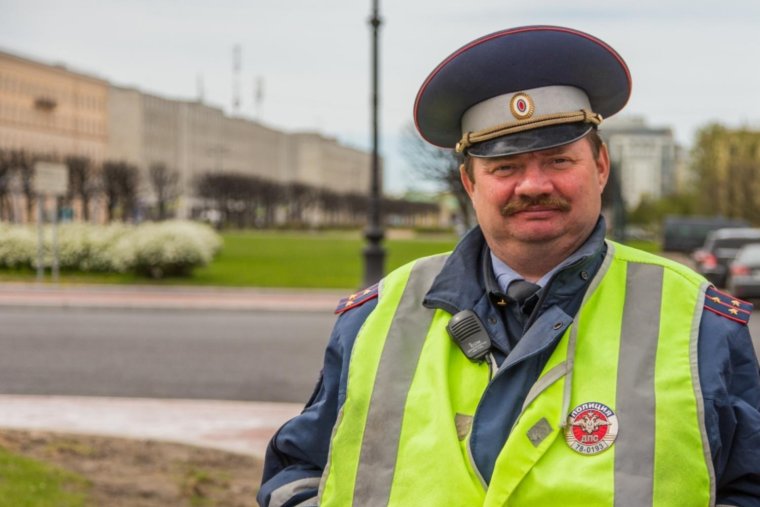 Довольный инспектор ДПС