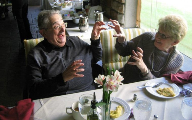 Старик в кафе