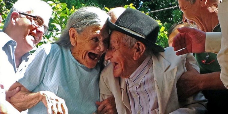 Смеются над стариками