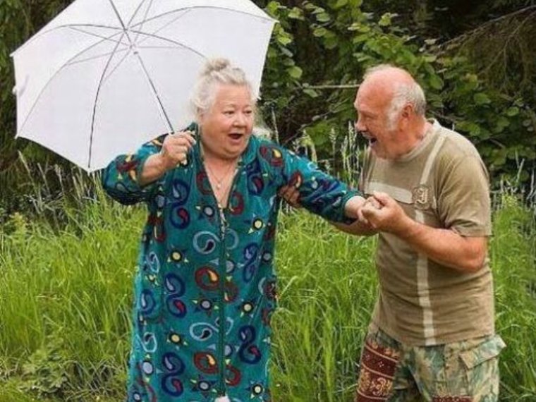 Веселые бабушка и дедушка