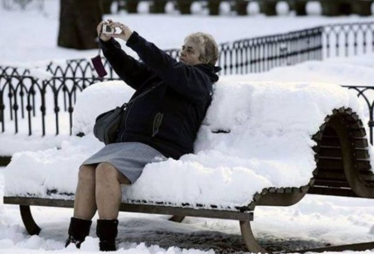 Бабушка на лавочке зимой