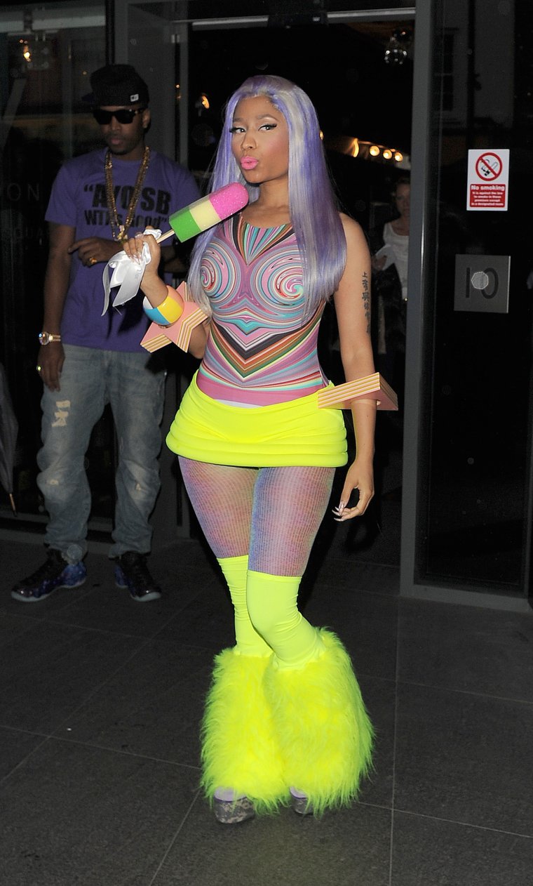 Ники Минаж радужные волосы