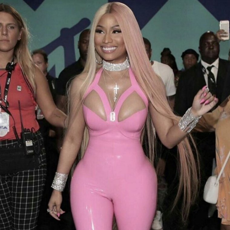 Ники Минаж с розовыми волосами