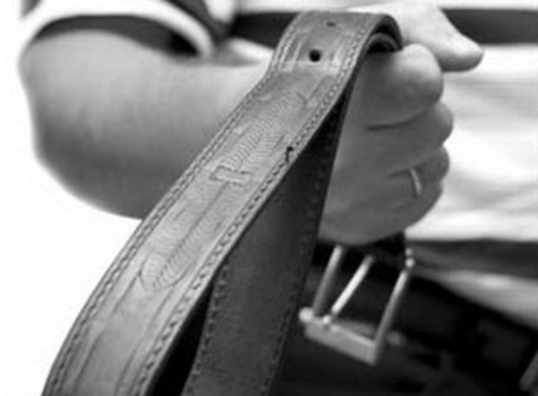 Ремень в руке