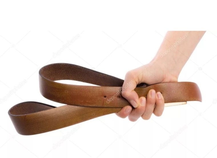 Ремень в руке