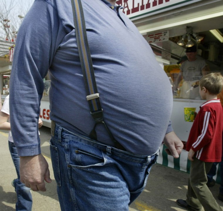 Толстый мужчина в подтяжках