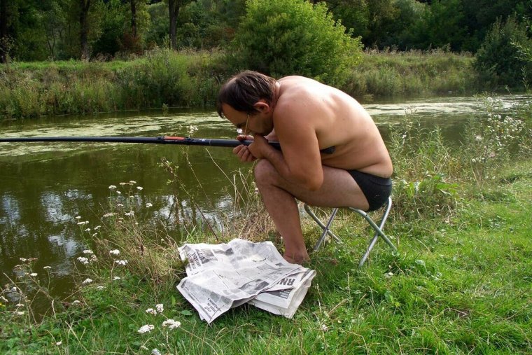 Мужик на рыбалке