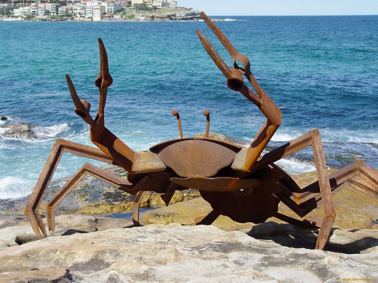 Краб с поднятыми клешнями