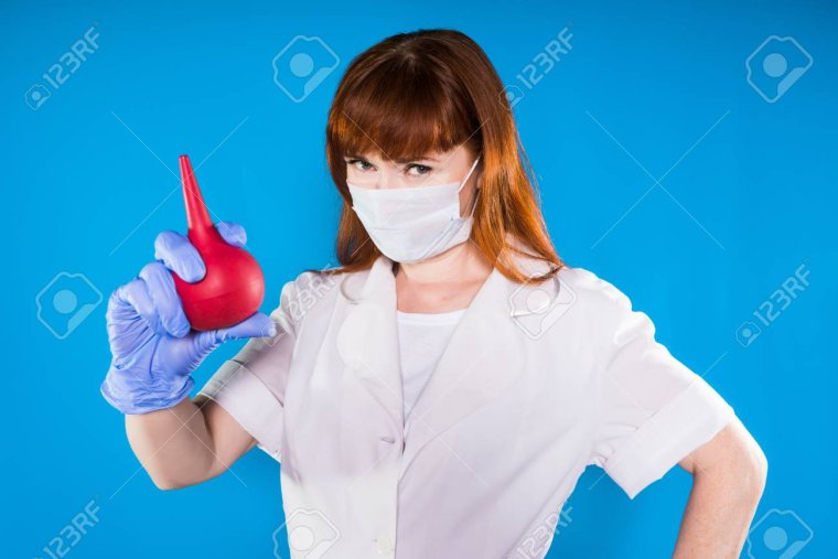 Доктор с клизмой в руке