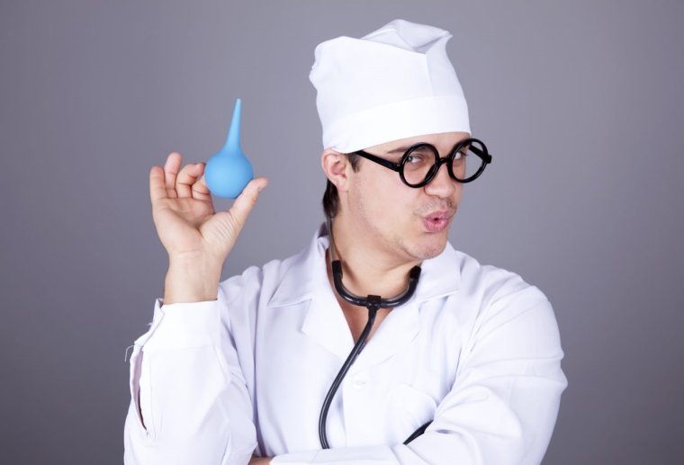 Медик с клизмой