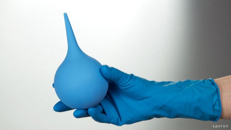 Клизма в перчатках