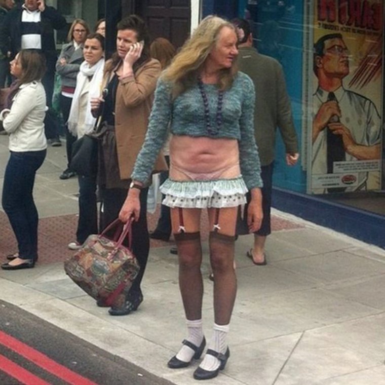 Чудно одетые люди