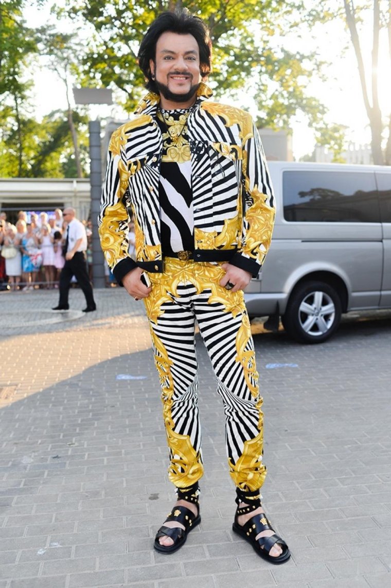 Люди в необычной одежде