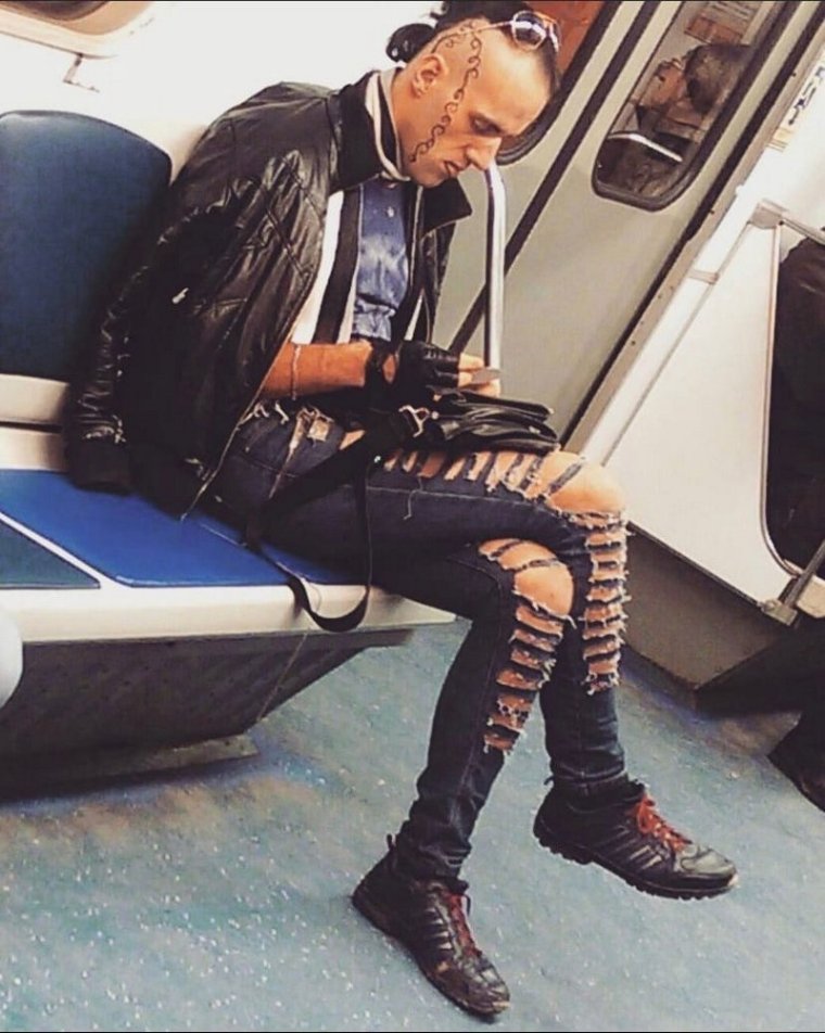 Смешные нелепые люди в одежде