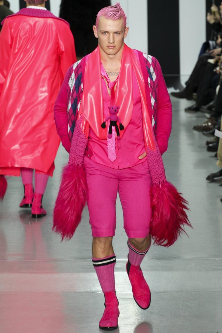 Странно одетые мужчины