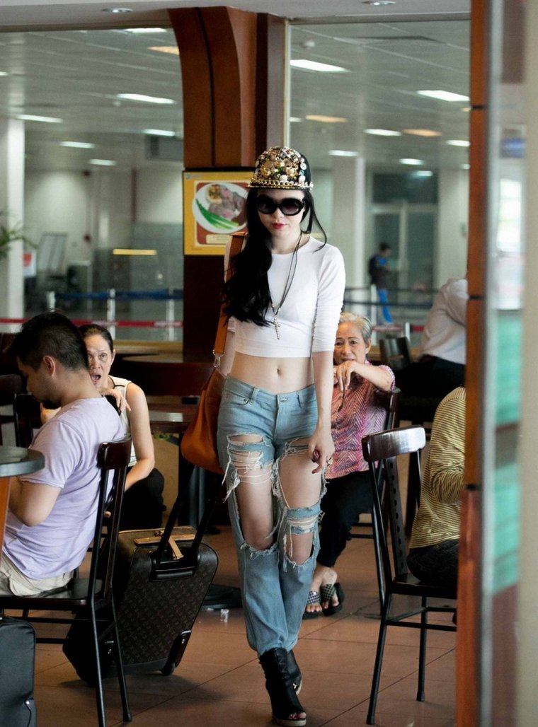 Девушка записывает прикольные картинки