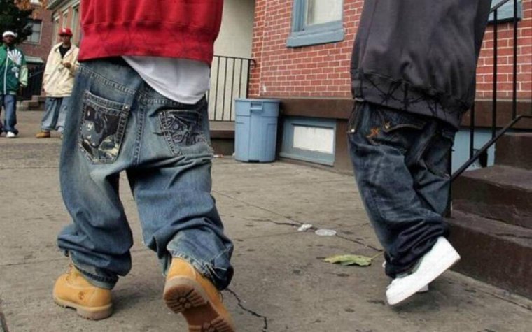 Спущенные джинсы мужские