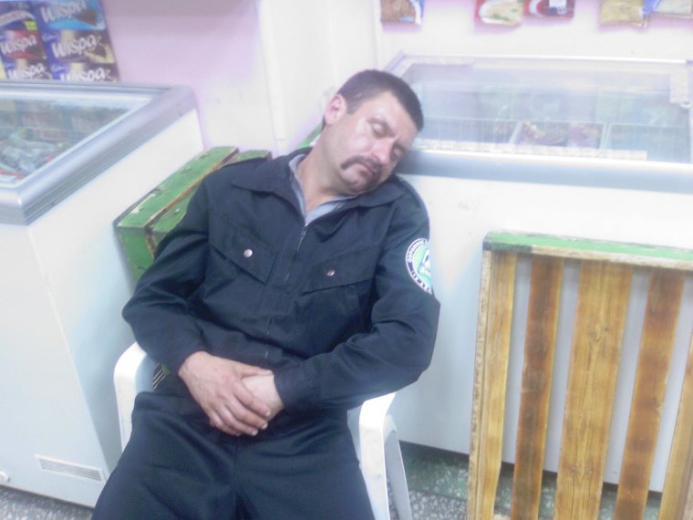 Охранник спит