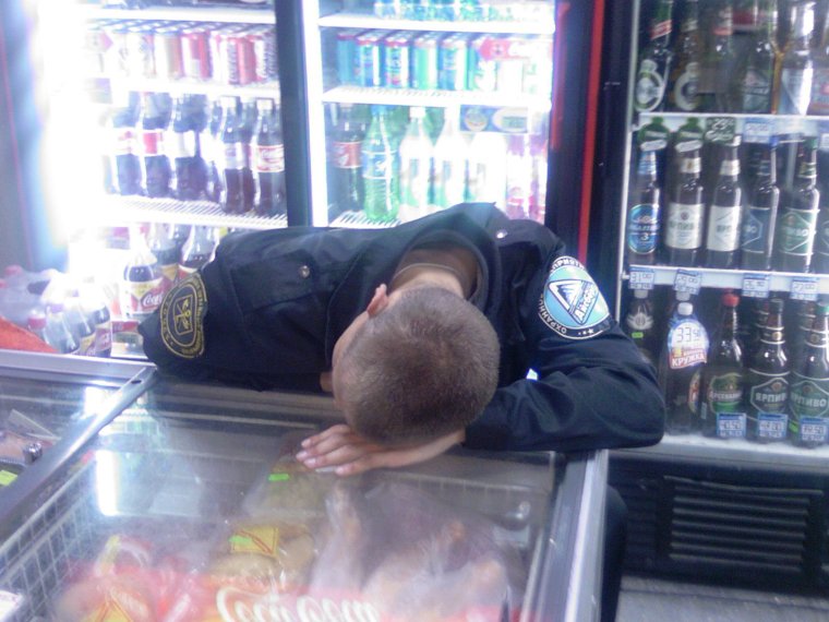 Пьяный охранник в магазине